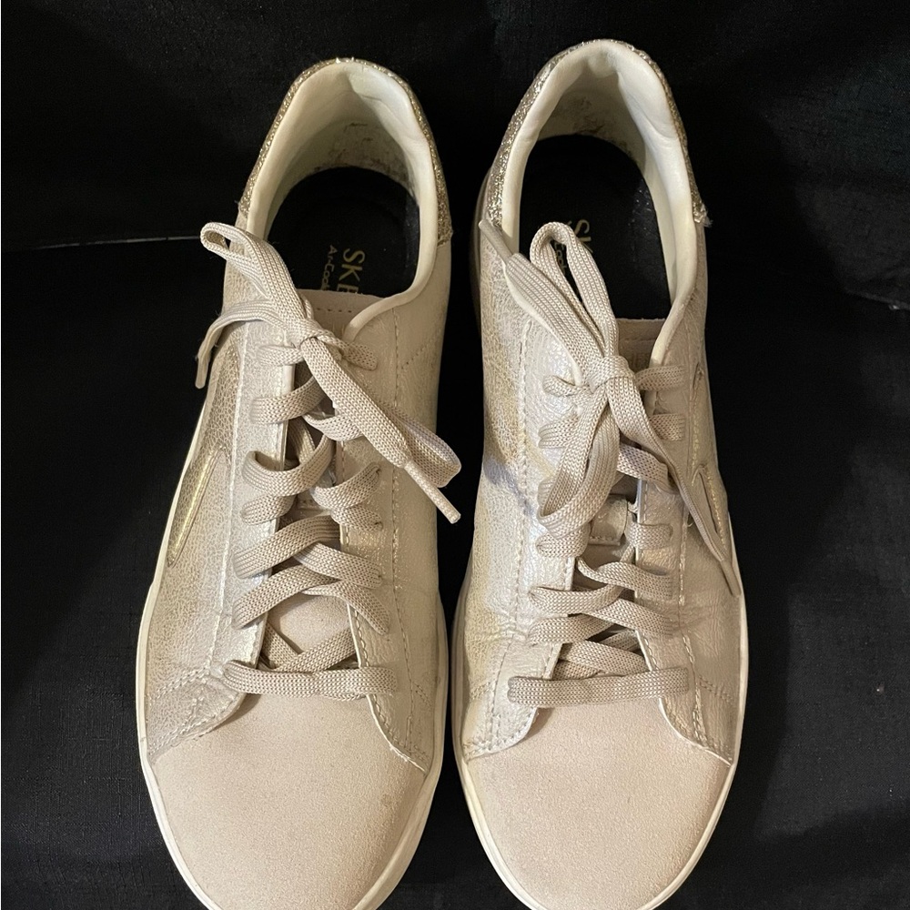 Skechers Cream Sneakers Minimalist Low-Top Design